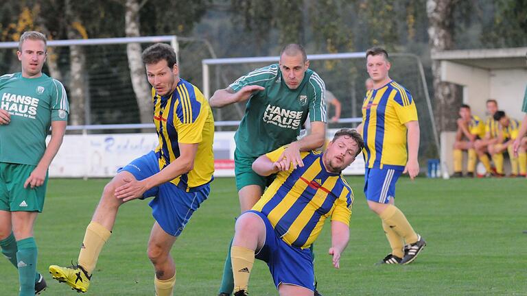 Mit vereinten Kräften bremsen Marco Kleinhenz und Matthias Vogt (am Ball) den Untererthaler Simon Hereth aus. Das klappte freilich zu selten angesichts der 3:8-Niederlage des SV Detter-Weißenbach. Foto: ssp       -  Mit vereinten Kräften bremsen Marco Kleinhenz und Matthias Vogt (am Ball) den Untererthaler Simon Hereth aus. Das klappte freilich zu selten angesichts der 3:8-Niederlage des SV Detter-Weißenbach. Foto: ssp