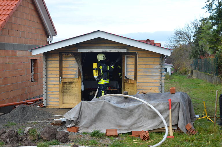 Ein Schwelbrand entstand in dieser Gartenhütte.