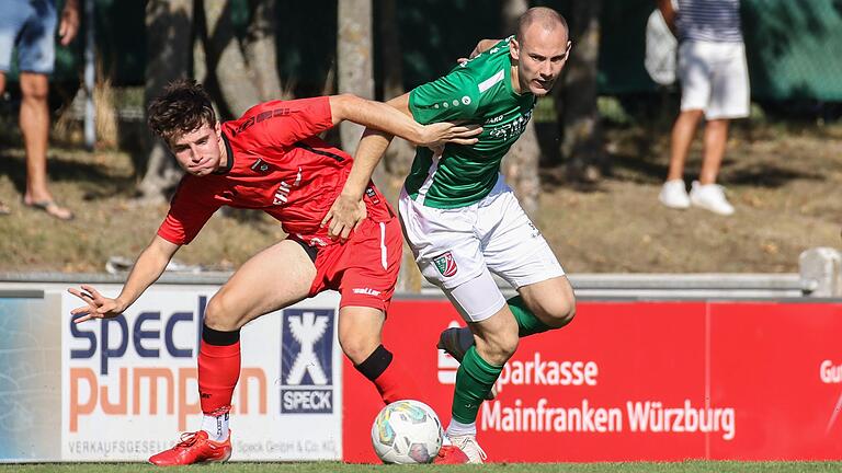 Tizian Hümmer (rechts) vom TSV Abtswind im Zweikampf mit Fabian Pözl vom ASV Neumarkt. Der TSV unterliegt im Heimspiel gegen die Neumarkter, obwohl die Gäste nur einen von zwei Elfmetern verwandeln.