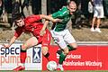 Tizian Hümmer (rechts) vom TSV Abtswind im Zweikampf mit Fabian Pözl vom ASV Neumarkt. Der TSV unterliegt im Heimspiel gegen die Neumarkter, obwohl die Gäste nur einen von zwei Elfmetern verwandeln.