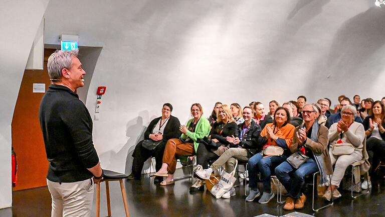 Bestsellerautor Arno Strobel in der Schweinfurter Stadtbücherei bei der Gesprächsrunde mit dem Publikum. Bestsellerautor Arno Strobel in der Schweinfurter Stadtbücherei bei der Gesprächsrunde mit dem Publikum. 