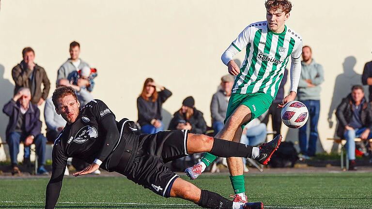 Lennox Skalieris (links) vom ETSV Würzburg wirft sich in den Zweikampf mit Jannis Pietrowski vom SV Heidingsfeld. Die Partie zwischen den beiden Mannschaften hatte keinen Sieger.