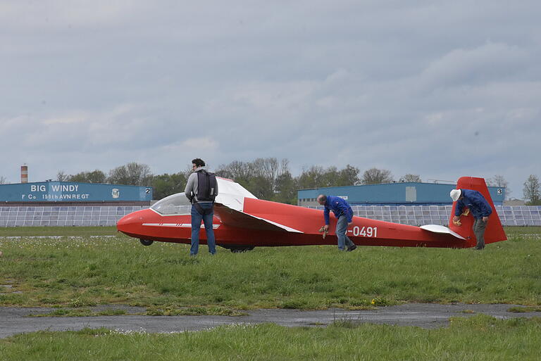 Segelflug ist Gemeinschaftsarbeit. Da muss jeder mithelfen, bis das Flugzeug endlich abheben kann