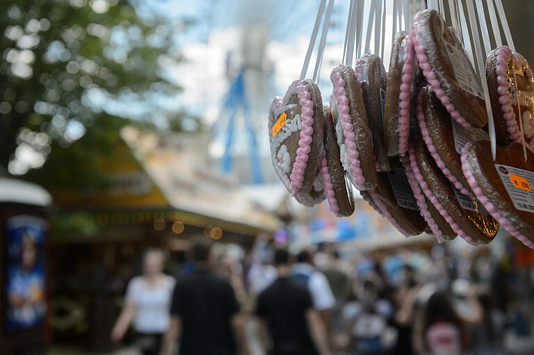 Für einen Moment auf dem Volksfest den Alltag vergessen: Lebkuchenherzen, Zuckerwatte, gebrannte Mandeln und kandierte Äpfel am Süßwarenstand.