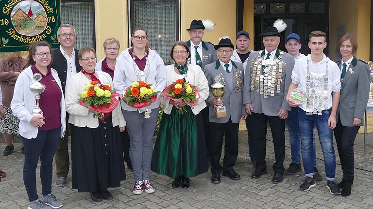 Die Schützenkönige mit ihren Rittern und den Pokalgewinnern; mit auf dem Bild Bürgermeister Peter Sendner (dritter von links) und erste Schützenmeisterin Barbara Wagner (rechts).