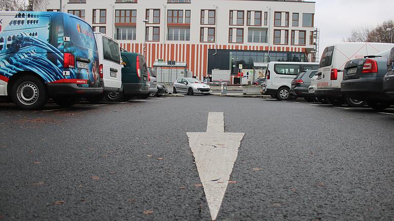 Die Stadt Lohr steigt in die Planung eines Ersatzbaus für das Parkdeck an der Ignatius-Taschner-Straße ein. Das ursprüngliche Ziel, dass dieser Ersatzbau zeitgleich mit dem im Hintergrund zu sehenden Komplex auf dem Brauereiareal fertig wird, wird jedoch um Jahre verfehlt.&nbsp;