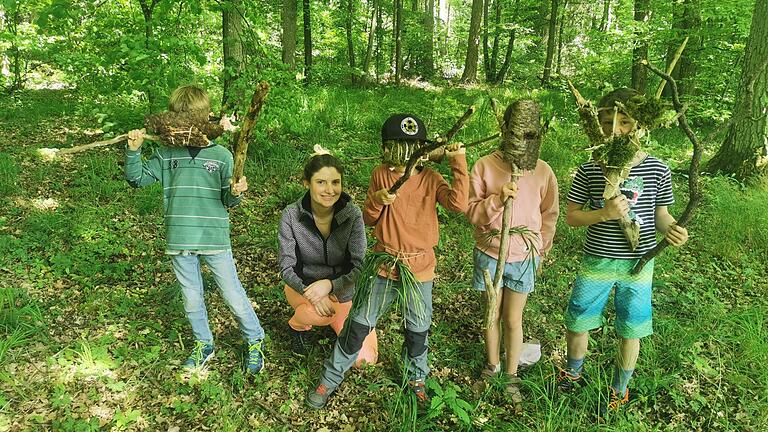 Akademieleiterin Romana Wahner mit nachhaltig maskierten Kindern.