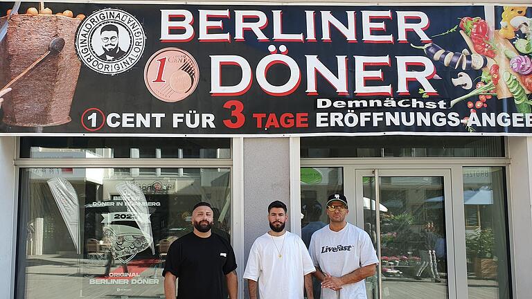 In der Eichhornstraße soll Ende Oktober ein neuer Dönerladen eröffnen: 'Berliner Döner'. Hinter dem Konzept stecken (v.l.) Hivar Saeeid, Huzan Albag und David Wust.