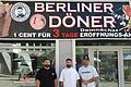 In der Eichhornstraße soll Ende Oktober ein neuer Dönerladen eröffnen: 'Berliner Döner'. Hinter dem Konzept stecken (v.l.) Hivar Saeeid, Huzan Albag und David Wust.