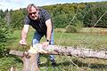 Hier war der Biber gerade erst aktiv: Klaus Woitas, Geschäftsführer der Wassergruppe Marktheidenfeld, zeigt frische Nagespuren an einem Baum im Trinkwassereinzugsgebiet im Weihersgrund, nördlich von Bischbrunn.