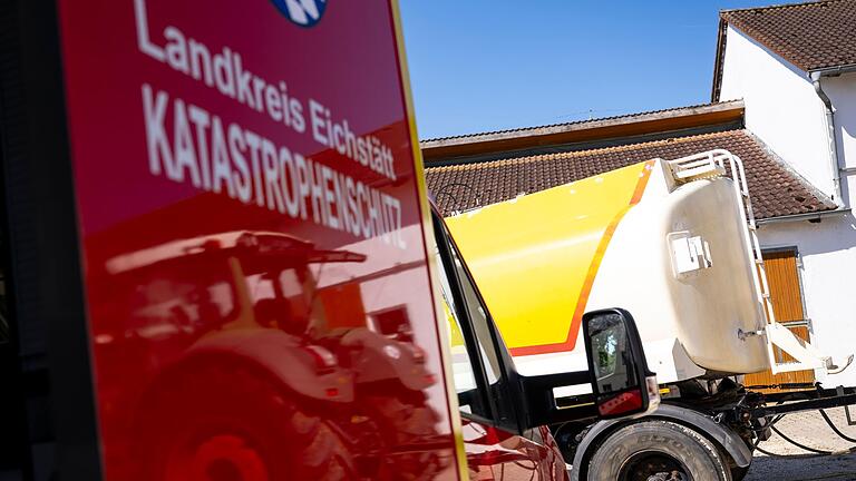 Projekt „Red Farmer” - Die „Red Farmers” sollen künftig in einer Datenbank eintragen können, welches Gerät sie haben und wie viele Liter Löschwasser sie befördern könnten. Projekt „Red Farmer” - Die „Red Farmers” sollen künftig in einer Datenbank eintragen können, welches Gerät sie haben und wie viele Liter Löschwasser sie befördern könnten.