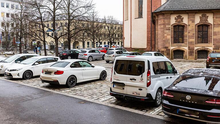 Auf der Plattform 'wuerzburg-mitmachen.de' wird über die Ideen zur Verbesserung der Aufenthaltsqualität an verschiedenen Stellen der Innenstadt intensiv diskutiert. Ganz vorne liegt dabei die Umgestaltung des Paradeplatzes