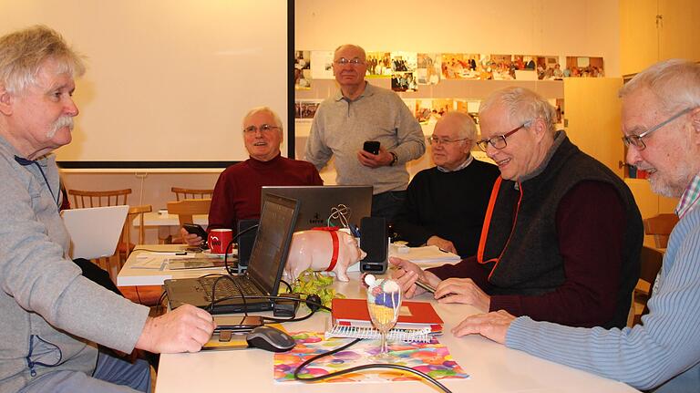 Zu Nicht-Corona-Zeiten treffen sich die Teilnehmer des Internetcafés im Bürgerhaus 'Rote Schule'. Zu Nicht-Corona-Zeiten treffen sich die Teilnehmer des Internetcafés im Bürgerhaus 'Rote Schule'.