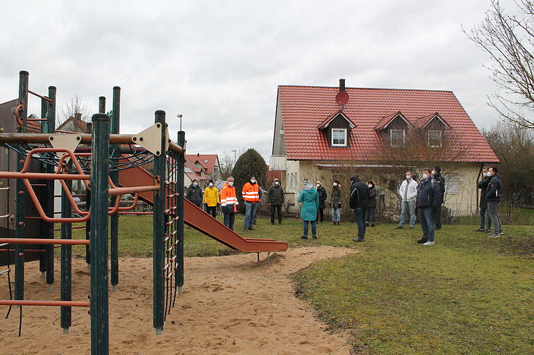 Der Gerolzhöfer Stadtrat unternahm an einem Samstagvormittag im März eine Rundreise zu allen 16 Spielplätzen im Stadtgebiet. Eine Station war der Spielplatz im Neubaugebiet 'Ziegelweinberg'. Der Platz soll 2023 geschlossen werden. Der Gerolzhöfer Stadtrat unternahm an einem Samstagvormittag im März eine Rundreise zu allen 16 Spielplätzen im Stadtgebiet. Eine Station war der Spielplatz im Neubaugebiet 'Ziegelweinberg'. Der Platz soll 2023 geschlossen werden.