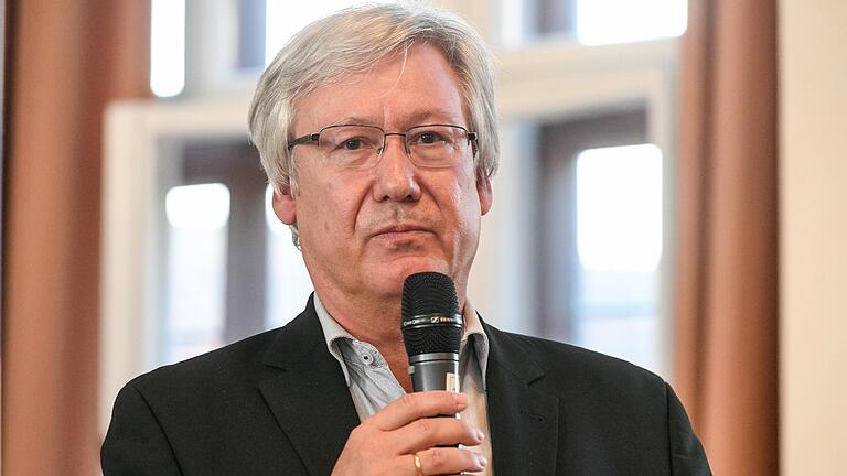 Prof. Jürgen Deckert, Direktor der Psychiatrischen Uniklinik Würzburg (im Bild bei einer Veranstaltung), fordert mehr Mittel und Personal zur Ausbildung der künftigen Psychotherapeuten.