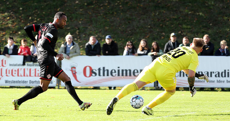 Saliou Sane (links) erzielt das zweite Tor für die Würzburger Kickers. Lukas Wenzel, der Torwart des TSV Aubstadt, hat keine Abwehrchance.