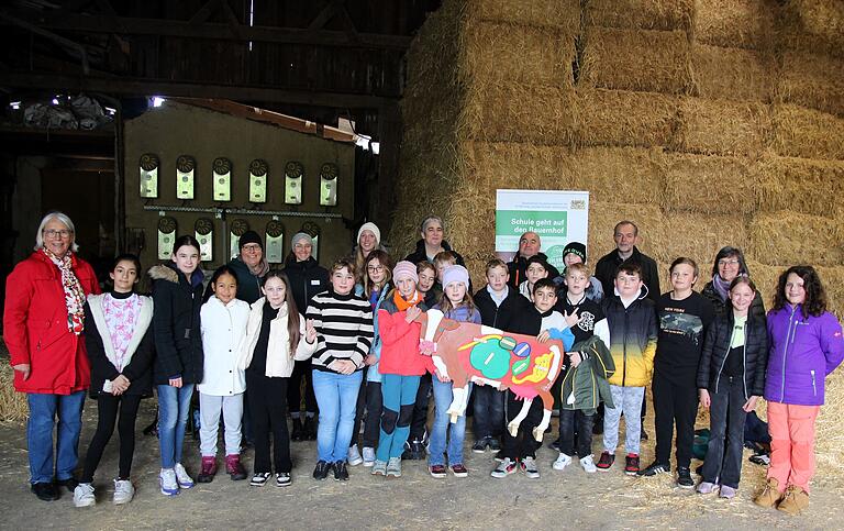 Auftakt der Aktiv-Wochen 'Erlebnis Bauernhof' auf dem Rosenhof bei Gerolzhofen mit den Fünftklässlern sowie (hinten von links) Lehrerin Kerstin Pieper (Mittelschule), Carolin Lenhart, Nina Sonntag, Sophia Schreiber (alle AELF), Manuela und Hubert Hauck, Wolfgang Ehbauer (Regierung von Unterfranken) und Klaudia Schwarz (AELF).