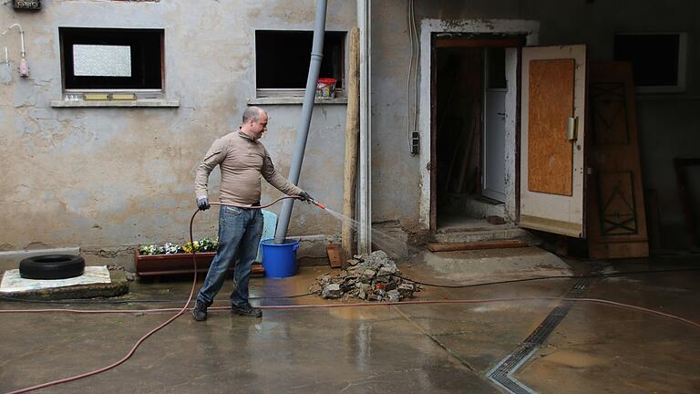 Wasser im Keller und Schlamm im Hof hatte Daniel Zeisner aus Binsbach. Im Vergleich zum Hochwasser 2009 sei dies allerdings harmlos gewesen, damals stand bei Zeisner die Heizung 1,80 Meter unter Wasser.