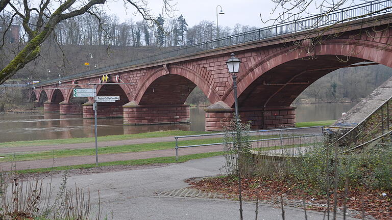 Die Alte Mainbrücke in Marktheidenfeld ist seit Sonntag, 14. Januar 2018, gesperrt, da ein Passagierschiff gegen die Brücke gefahren ist und sie möglicherweise beschädigt hat.