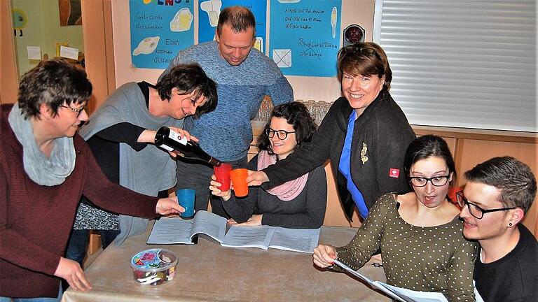 Schon die Proben versprechen einen turbulent-fröhlichen Abend bei der Kömödie 'Piraten, Ahoi!'. Foto: Sigismund von Dobschütz       -  Schon die Proben versprechen einen turbulent-fröhlichen Abend bei der Kömödie 'Piraten, Ahoi!'. Foto: Sigismund von Dobschütz