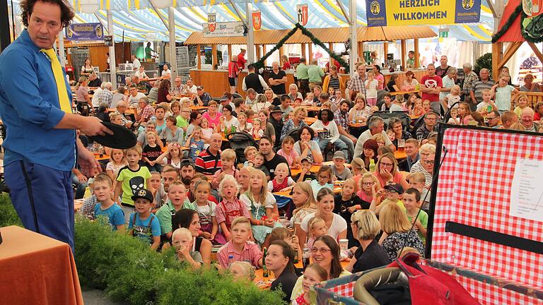 Viel zu staunen und zu lachen hatten die Kinder am Dienstagnachmittag im Festzelt auf der Laurenzi-Messe beim Auftritt von "Meister Blauknopf". Viel zu staunen und zu lachen hatten die Kinder am Dienstagnachmittag im Festzelt auf der Laurenzi-Messe beim Auftritt von "Meister Blauknopf".