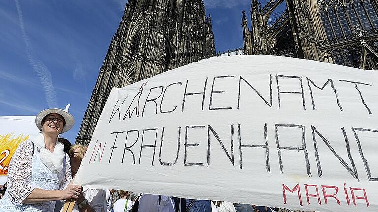 «Maria 2.0» bildet Menschenkette um den Kölner Dom       -  Demonstrantinnen der Bewegung &bdquo;Maria 2.0&ldquo; im vergangenen Sommer vor dem Kölner Dom. Vom Diakonat der Frau ist im neuen Papstschreiben nicht die Rede.