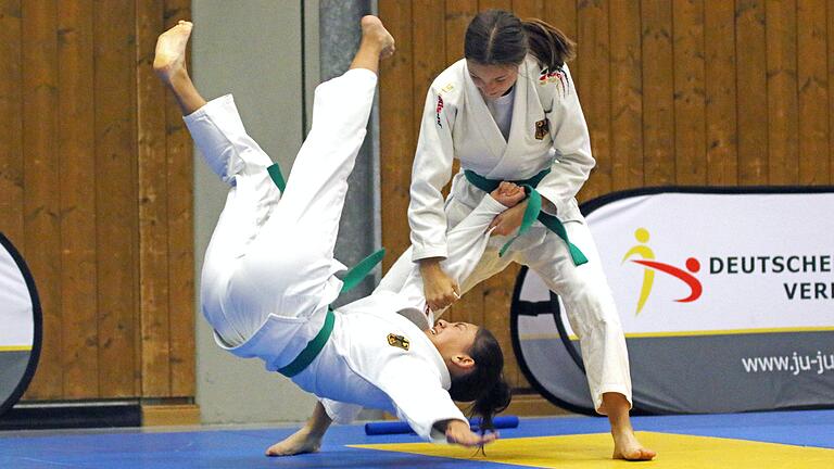 Hannah Treumann&nbsp;(im Fallen) und&nbsp;Leonie Oehrlein treten seit acht Jahren gemeinsam in der Ju-Jutsu-Wettkampfart Duo an. Sie gehören auch dem deutschen U-16-Auswahlkader an.