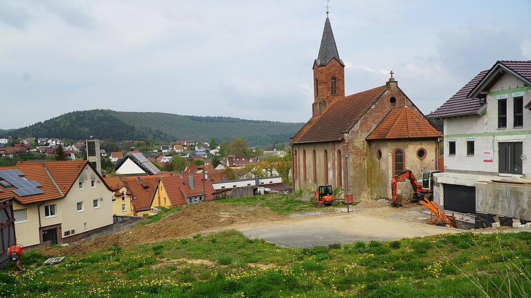 Der ehemalige Lößlgarten neben der alten Kirche in Gräfendorf wird abgetragen, hier entstehen Parkplätze und ein Zugang zum Friedhof