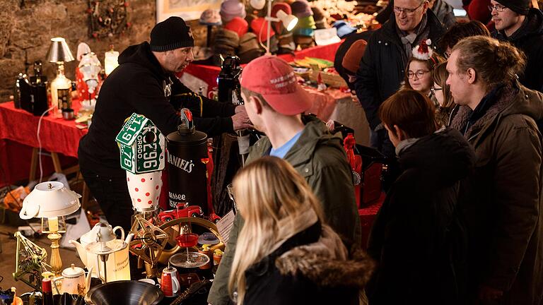 In Höfen, Häusern und Gewölbekellern präsentieren Kunsthandwerkerinnen und Kunsthandwerker ihre Objekte den Besuchern des Weihnachtsmarkts Sommerhausen.