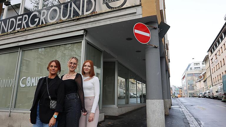 Denise Hild (Mitte) ist die neue Inhaberin des Undergrounds. Bis zur Wiedereröffnung überarbeitet die Schweinfurterin zusammen mit ihren beiden Mitarbeiterinnen Daniela Weber (links) und Lisa Döring das Konzept des Kleidergeschäfts.