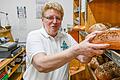 Hartes Brot: Manche arbeiten im Rentenalter, weil sie müssen. Traude Senft tut es, um unter Leute zu kommen.