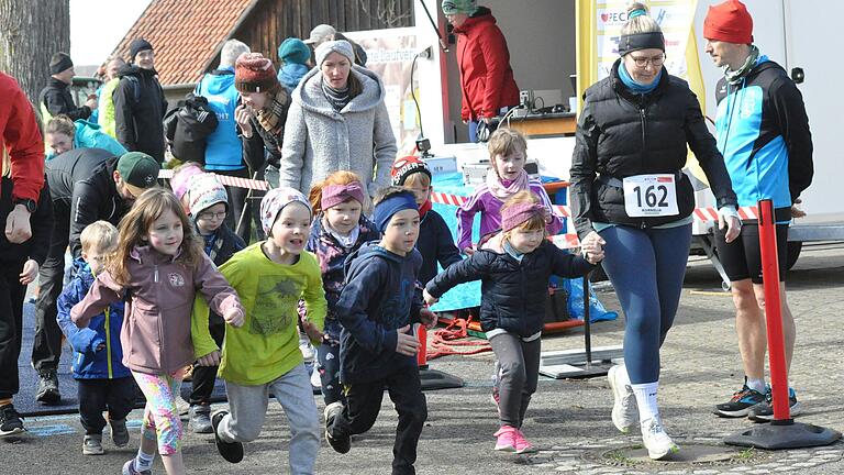 Die Bambini starten im Rahmen des Mühlfelder Grenzlandlaufes am Samstag um 14.40 Uhr ihren Lauf über 400 Meter. Die Bambini starten im Rahmen des Mühlfelder Grenzlandlaufes am Samstag um 14.40 Uhr ihren Lauf über 400 Meter.