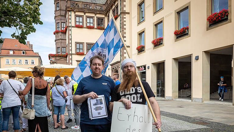 Rund 200 Mitarbeitende des St. Josef Krankenhauses demonstrierten vor dem Schweinfurter Rathaus für den Erhalt ihrer Arbeitsplätze.