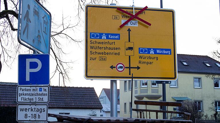 Die Schweinfurter Straße in Arnstein bleibt trotz Baustellenruhe teilweise gesperrt. Die Schweinfurter Straße in Arnstein bleibt trotz Baustellenruhe teilweise gesperrt.