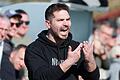 Trainer Philipp Eckart beim Coachen seiner Mannschaft: Das Bild entstand im vorherigen Heimspiel gegen den TSV Abtswind. Der Würzburger FV verlor sein Auswärtsspiel in der Fußball-Bayernliga Nord bei der SpVgg SV Weiden. Spielentscheidend war ein Freistoßtor.