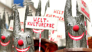 11339255.jpg       -  Eine Gruppe, die den Dom als Weltkulturerbe thematisier, nimmt am Sonntag (18.02.2007) am Schull- und Veedelszöch in Köln teil. Der Straßenkarneval am Rhein geht weiter. Seit 11.00 Uhr ziehen etwa 8000 Karnevalisten beim traditionellen Schull- und Veedelszöch durch Köln. Auf dem selben Weg, den am Rosenmontag der Hauptzug nehmen wird, feiern 43 Schulen und 53 Gruppen die fünfte Jahreszeit. Die auf Umzüge der mittelalterlichen Gesellenbanden zurückgehenden Veedelszöch ziehen seit 1952 mit den Schullzöch durch Köln und begeistern jedes Jahr etwa 250 000 Zuschauer. Foto: Rolf Vennenbernd dpa/lnw  +++(c) dpa - Bildfunk+++