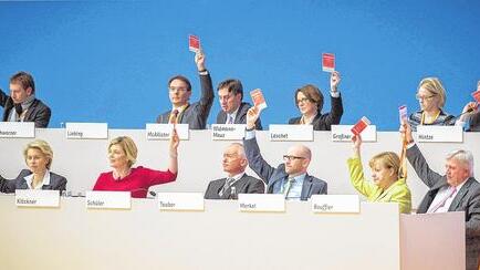 Rote Karte für Islamisten: Auf ihrem Parteitag beschloss die CDU unter anderem eine härtere Gangart gegenüber Dschihadisten, die deutsche Freiheitsrechte missbrauchen. Rote Karte für Islamisten: Auf ihrem Parteitag beschloss die CDU unter anderem eine härtere Gangart gegenüber Dschihadisten, die deutsche Freiheitsrechte missbrauchen.