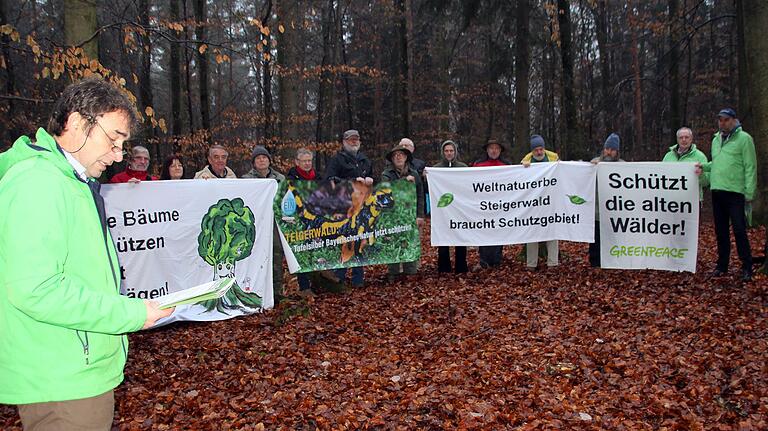 Auf Einladung des Bundes Naturschutz (BN) setzten Umweltschutzverbände und der Verein Nationalpark Steigerwald ihren Protest gegen die im ehemaligen Waldschutzgebiet 'Hoher Buchener Wald im Ebracher Forst' wieder aufgenommenen Fällungen ins Bild. Ganz links: BN-Waldreferent Ralf Straußberger.