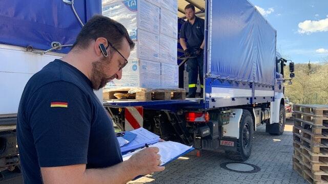 Der stellvertretende Ortsbeauftragte des THW Marktheidenfeld, Jürgen Fischer (links), überwacht und kontrolliert die Annahme der Schutzmaterialien. Der stellvertretende Ortsbeauftragte des THW Marktheidenfeld, Jürgen Fischer (links), überwacht und kontrolliert die Annahme der Schutzmaterialien.