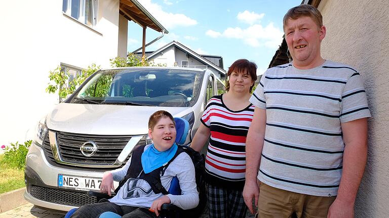 Marina, Markus (links) und Alexander Walder freuten sich: Dank zahlreicher Spenden konnten sie eine Rollstuhlrampe für das Familienauto kaufen. Marina, Markus (links) und Alexander Walder freuten sich: Dank zahlreicher Spenden konnten sie eine Rollstuhlrampe für das Familienauto kaufen.