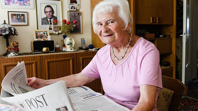 Hildegard Schmidt an ihrem Esszimmertisch. Für die Würzburgerin ist Helfen eine Selbstverständlichkeit. Die Seniorin sagt: 'So lange ich es machen kann, so lange mache ich es.'