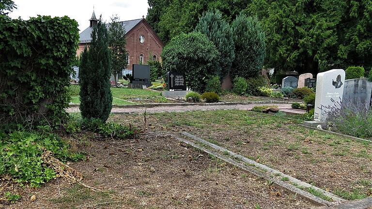 Gebühren steigen, Gräber nehmen ab: Immer mehr Leerstellen zeigen sich im Lohrer Friedhof. Der Stadtrat möchte dem entgegenwirken.