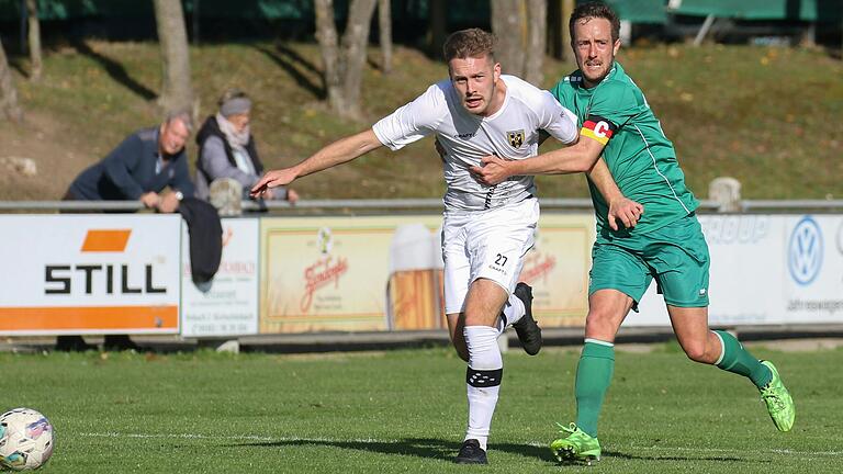 Niklas Stadelmann (links) von der SpVgg Bayern Hof und Adrian Dußler vom TSV Abtswind kämpfen im Bayernliga-Hinspiel um den Ball. Die Abtswinder gewannen dabei auf heimischem Platz mit 3:1 gegen die Oberfranken. An diesem Samstag steht das Rückspiel im Stadion Grüne Au an. Niklas Stadelmann (links) von der SpVgg Bayern Hof und Adrian Dußler vom TSV Abtswind kämpfen im Bayernliga-Hinspiel um den Ball. Die Abtswinder gewannen dabei auf heimischem Platz mit 3:1 gegen die Oberfranken. An diesem Samstag steht das Rückspiel im Stadion Grüne Au an.