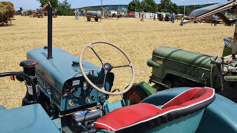 Viel zu staunen gibt es beim 3. Bulldogtreffen in Halsbach nahe dem Alten Sportplatz, wo Hunderte Traktoren und landwirtschaftliche Geräte aufgefahren sind. Sie sind zum Teil auch in Aktion zu sehen.