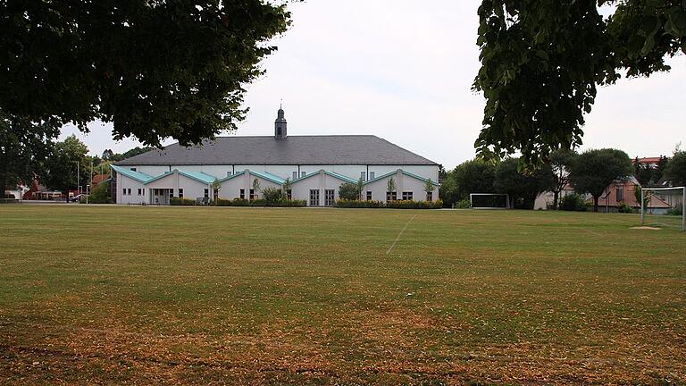 Die Florian-Geyer-Halle in Kitzingen. Wird die Sporthalle doch noch zur Stadt- oder wenigstens zur Mehrzweckhalle. Pläne gibt es - wieder einmal und die werden am Donnerstag im Stadtrat vorgestellt.