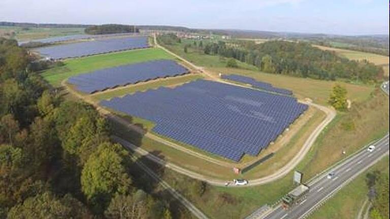 Strom aus der Sonne – auf diesem Beispielbild ist der E.ON Solarpark Hafenlohr aus der Vogelperspektive zu sehen.