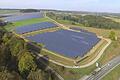 Strom aus der Sonne – auf diesem Beispielbild ist der E.ON Solarpark Hafenlohr aus der Vogelperspektive zu sehen.