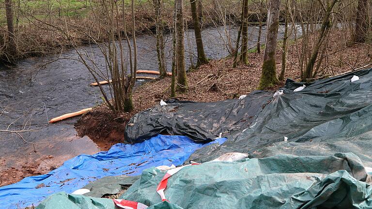 Die Unfallstelle am Ufer der Hafenlohr wurde nach dem Unfall großflächig ausgebaggert und zunächst mit Plane bedeckt, damit Regen keinen weiteren Schmutz in den Fluss spülen konnte. Die Unfallstelle am Ufer der Hafenlohr wurde nach dem Unfall großflächig ausgebaggert und zunächst mit Plane bedeckt, damit Regen keinen weiteren Schmutz in den Fluss spülen konnte.