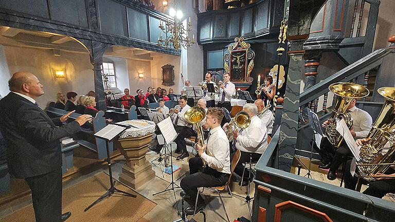 Der Jubelchor mit seinem Dirigenten Herbert Schoregge wirkte bei seinem '60igsten Geburtstag' selber mit