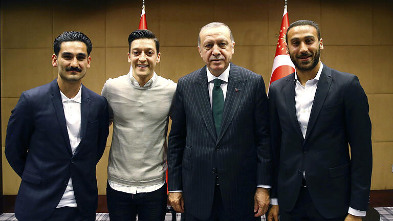 Erdogan - Recep Tayyip Erdogan steht bei einem Besuch in London zusammen mit Ilkay Gündogan, Mesut Özil und Cenk Tosun. Erdogan - Recep Tayyip Erdogan steht bei einem Besuch in London zusammen mit Ilkay Gündogan, Mesut Özil und Cenk Tosun.